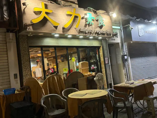 朗屏B1出口，落樓梯後向右轉直行掃分鐘便到。