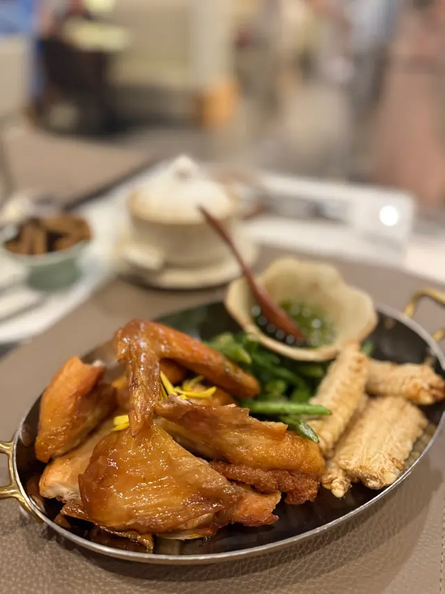 陳年花雕黃金走地雞配沙薑香草