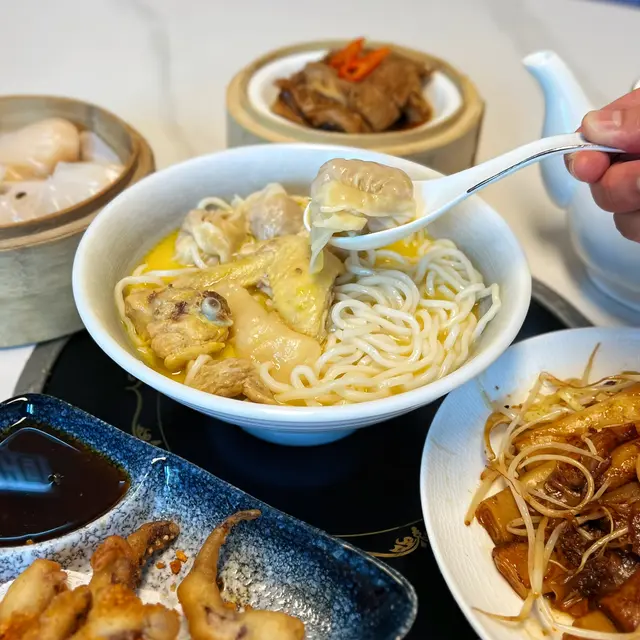 生滾花膠雲吞雞麵