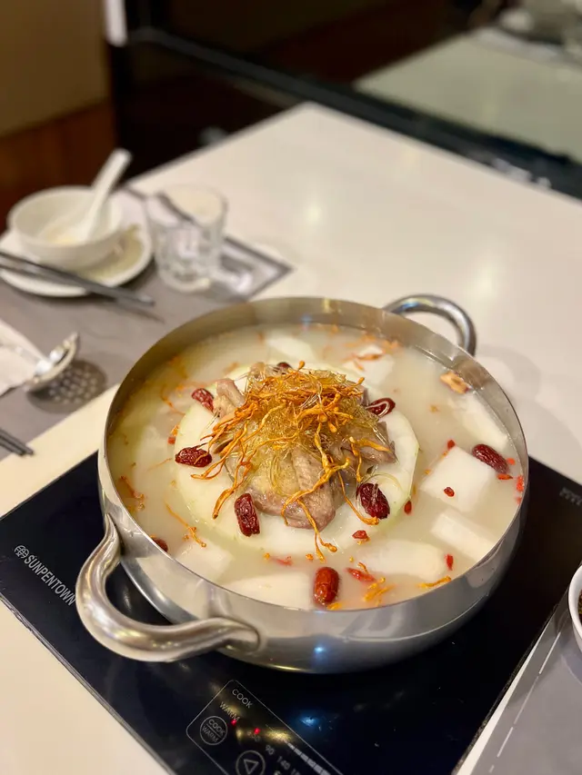 魚翅瓜蟲草花乳鴿鍋