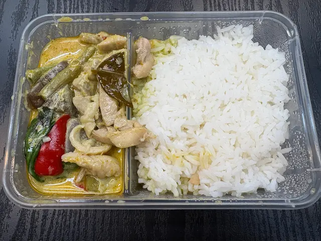 青咖喱雞飯，午市抵食