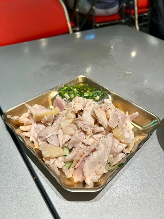 健身人士必試！😍標明250g同65g蛋白質，雞肉厚實又滑嫩，撕成絲絲入口，唔似即食雞胸咁dry！秘製蔥油香噴噴，味道出色！🏋‍♀️ 