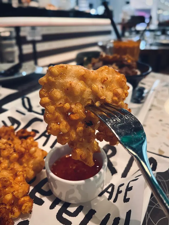 脆炸粟米餅配甜酸醬