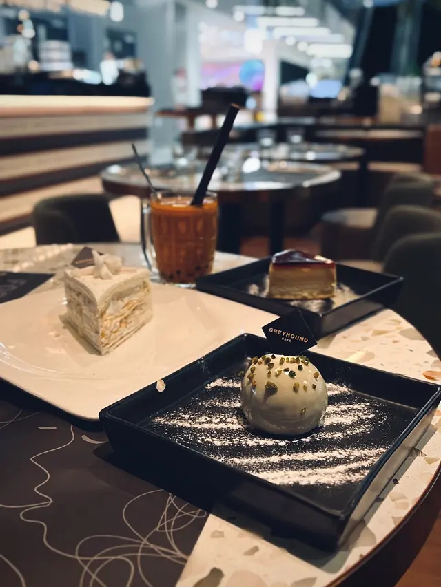 開心果配蘋果慕絲蛋糕