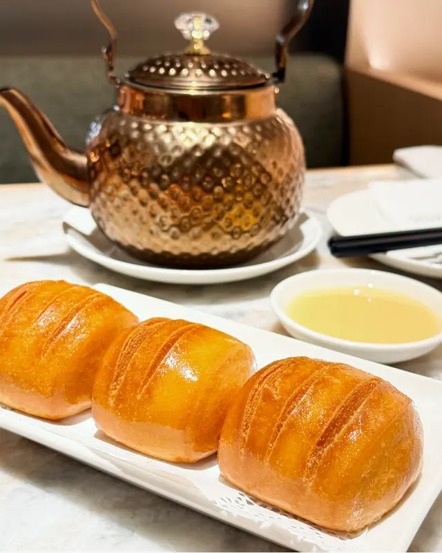 炸到金黃色超吸晴，食落外皮酥脆，內餡keep到軟白綿密，點埋煉奶食，一口氣就食咗兩粒 yummy 