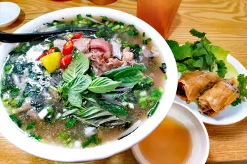 生牛肉湯河，越南春卷