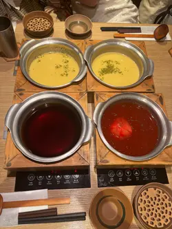 📍温野菜 
🗺️又一城、太古、k11、铜锣湾

呢排好hitttt嘅黄米粟米汤 🌽
粟米爱好者表示Take my money !
所以lunch 套餐+ $50 ； 晚市任食+$20

个汤似重奶油味 、特浓粟米罐头汤 
和牛配粟米汤原来咁夹
第一煲个汤系最浓好饮 
所以一嚟一定系饮碗汤先😋😋

Tip: 同埋要留起一碗当汁 ！！ 

意外发生好食配搭： 
1️⃣紫菜包粟米汁煮和牛再加少少饭
2️⃣粟米汤煮年糕


#铜锣湾温野菜 

