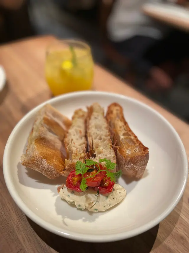 西班牙鬆脆包配香蒜希臘芝士醬