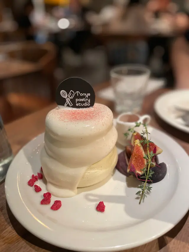 白桃荔枝忌廉配新鮮無花果梳乎厘班戟