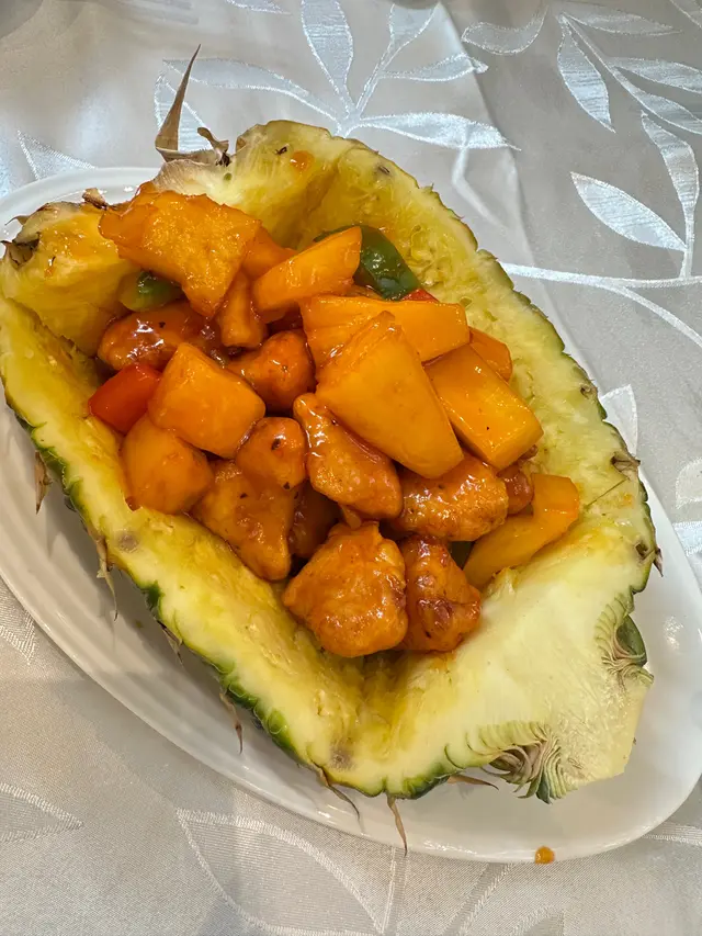 招牌原隻菠蘿咕嚕肉