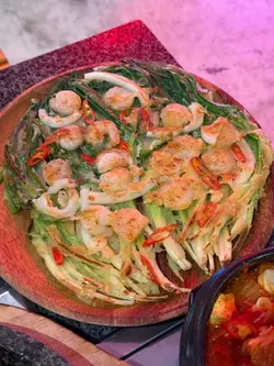 海鮮煎餅好多料，非常多韭菜韭黃係底！同埋係少粉漿，相比外面其他店食材味道會突出啲。