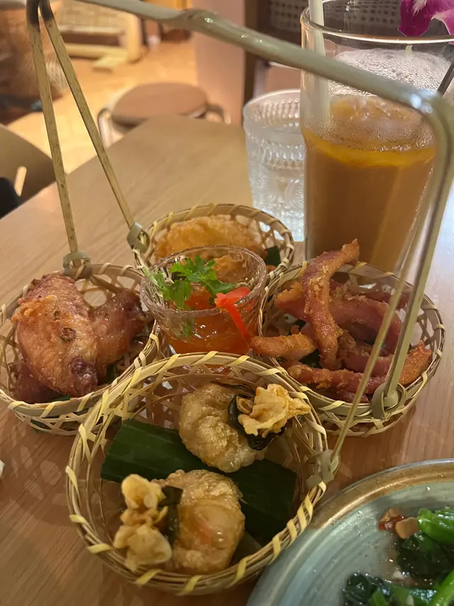 二人餐加一蚊嘅拼盤，全部正正常常，唯獨豬肉條有少少油。￼￼￼