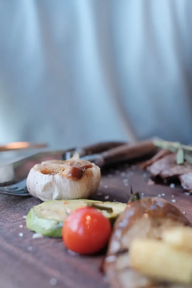 香烤美國穀飼牛側腹配時令蔬菜