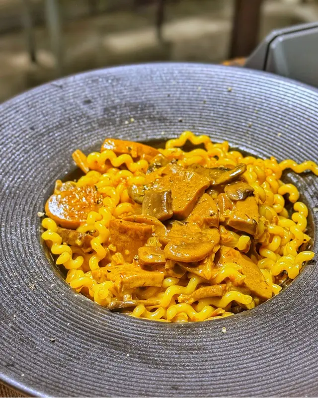 野菌忌廉汁松露油曲曲意粉