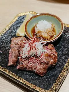 鹽燒牛橫膈膜肉配蘿蔔蓉金橘酢