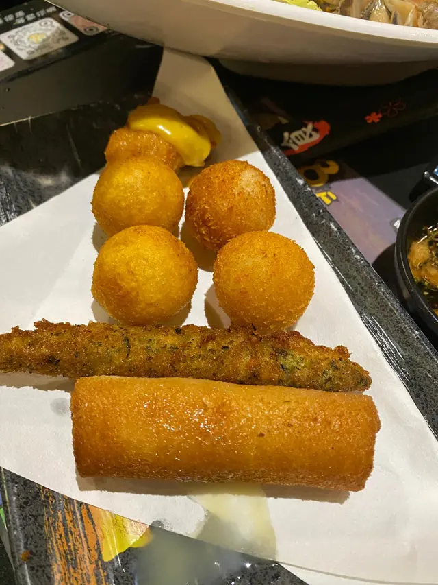 各款炸物  有榴槤炸彈炸鮮奶，炸芋丸和多春魚