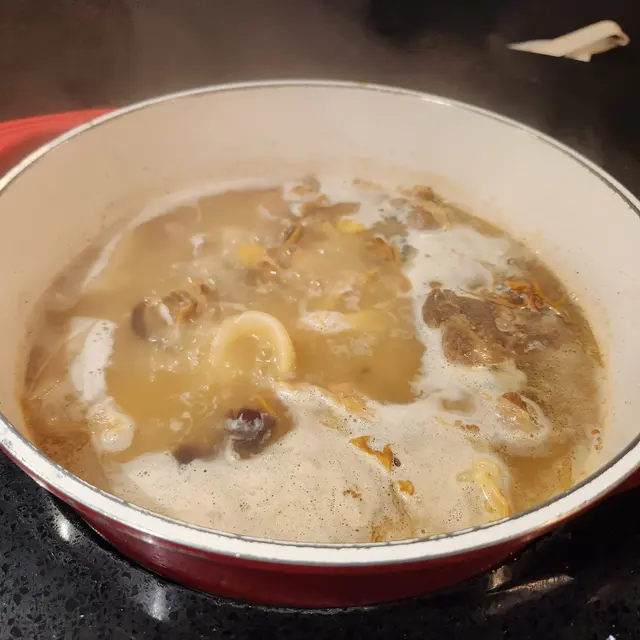 花膠響螺燉赤肉湯底