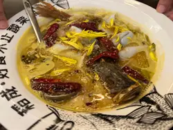 我们点了一个2人套餐给3个人,份量非常足够,因为我们本身不是太饿。我们另外加点了一份扁皮鸭(不包括在套餐内),味道也非常好,皮薄香脆。
大部分小食都做得不错,味道令人满意。不过最期待的酸菜鱼汤却令人失望。我们要求微辣,但结果只是非常咸,完全没有层次或鲜味。汤基本上饮唔落,这点真的很可惜,因为这是我们最期待的一道菜。
整体来说,餐点令人满意,价钱合理,但酸菜鱼汤真的有待改善。