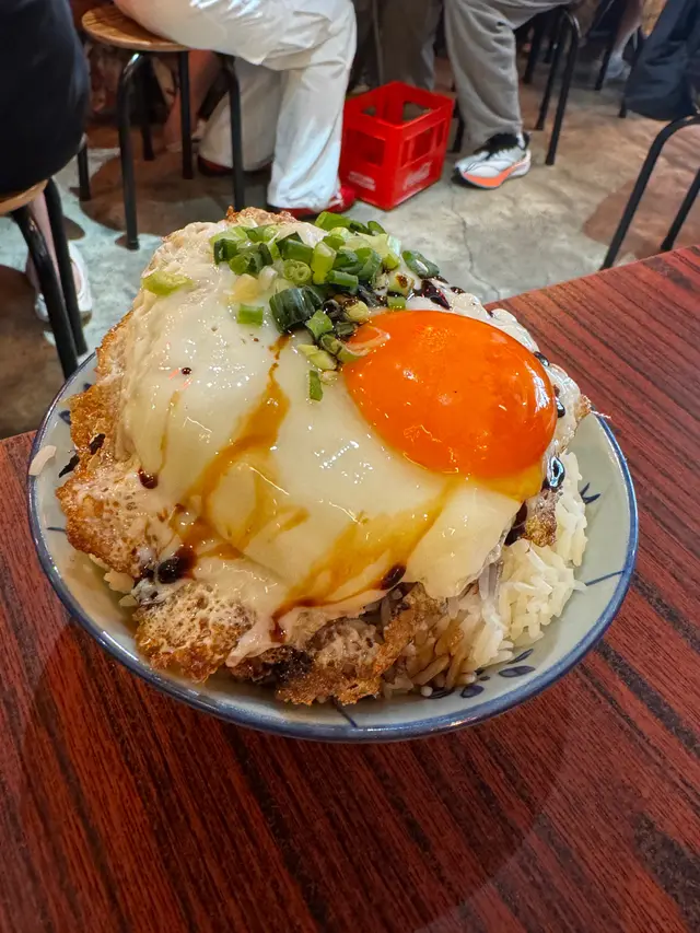 香煎脆邊蛋肉餅飯