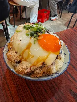 香煎脆邊蛋肉餅飯