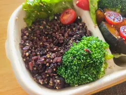 牛小排蒟蒻饭配沙律