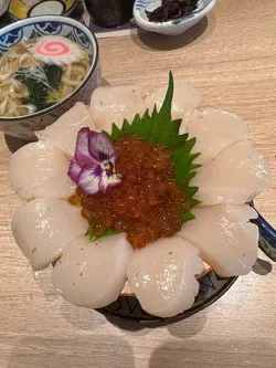 满杯帆立贝三文鱼子丼
