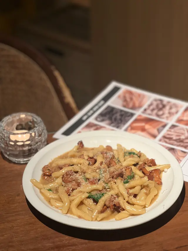 Strozzapreti Finferli e Salsiccia 