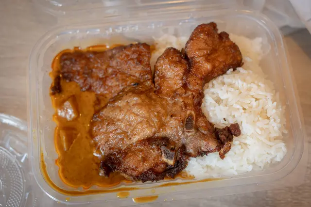 馳名豬扒飯 (咖哩汁) 