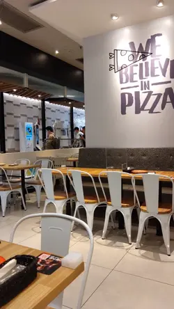 这间分店好细呀!