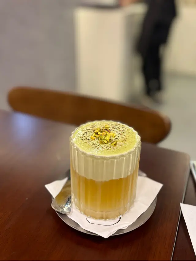 炙燒開心果奶蓋綠妍