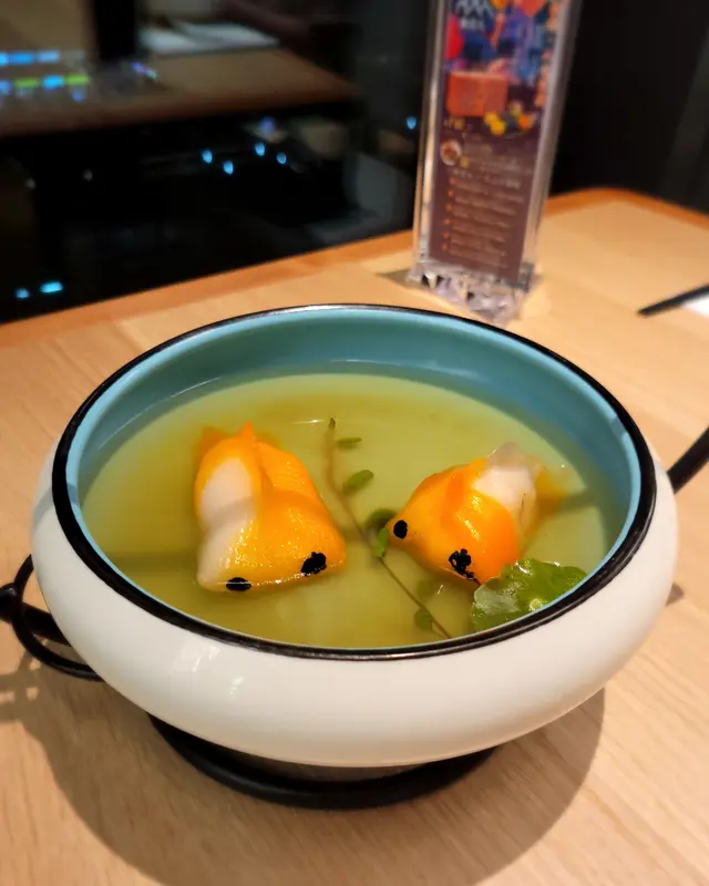 金魚戲水