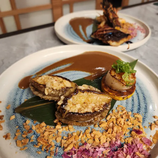 慢煮鮑魚 Slow Cooked Abalone & 日本元貝 Japanese Scallop & 白鱔 Eel
& 虎蝦 Tiger Prawn
