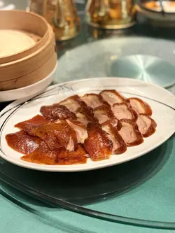 鸭皮烧到油亮酥脆，咬落「咔嚓」声好治愈，鸭肉嫩到出汁，同薄饼一齐卷，经典味真系无得弹～