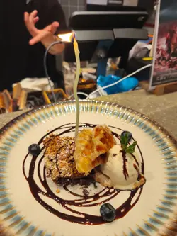 雖說驚喜甜品是免費的，但都不馬虎！
Brownie 是少甜流心即時焗製，配上窩夫和雪糕擺盤精緻，味道不錯，加配蠟燭送上祝福，格外窩心，甜在心頭！
