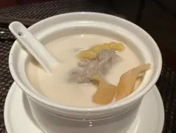 花胶鲜杏汁炖白肺