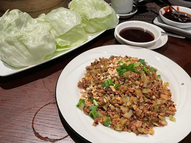 脆皮逸東烤鴨配生菜包鴨崧