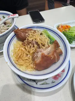 有色無味豬手+過淋粗麵