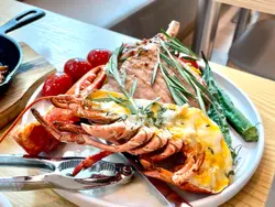 波士頓龍蝦（半隻）拼美國斧頭豬架配餐飲