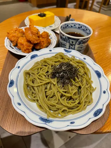 冷抹茶荞麦面配唐扬炸鸡