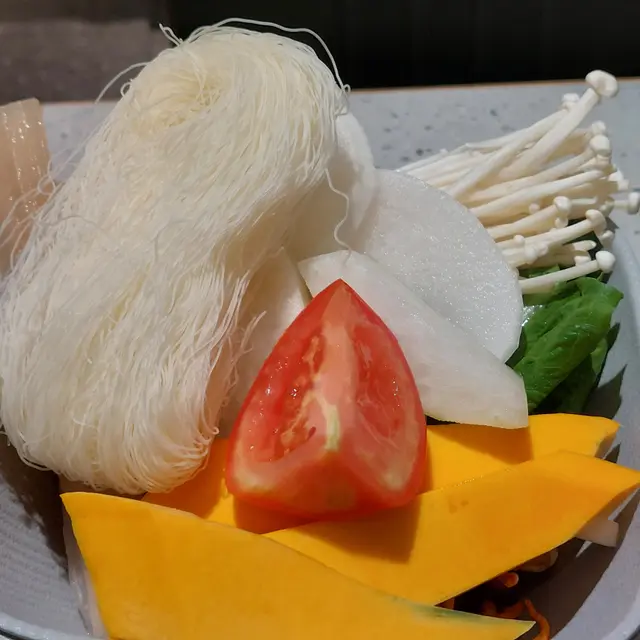 菇菌瓜菜粉麵。仲有公仔麵，全蛋麵嗰啲，食唔到冇夾。建議多啲少見款嘅菇。