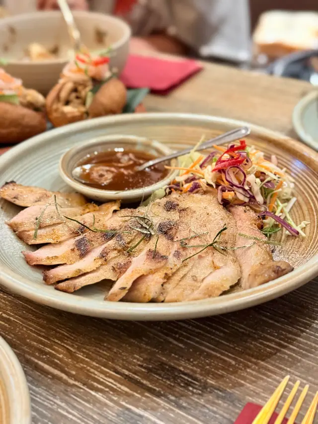 豬頸肉咬落紮實有嚼勁,雖然炭燒味冇想像中濃,但個特調醬汁真係好正!酸酸甜甜好惹味,再配埋青木瓜沙律解膩,食落好順口。