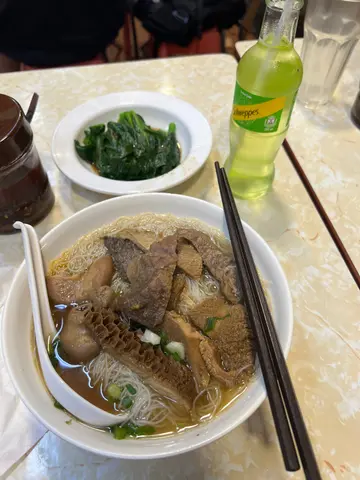 牛雜米粉配腩汁菜心