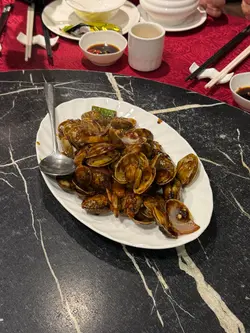 因为工作庆功第一次来食，叫咗龙虾靓蟹套餐每位$488（未计加一）。食物质素媲美五星级酒店，味道浓淡度适中非常惹味，尤其避风塘炒蟹，汤品，烧鸡，芝士龙虾伊面，黄金虾球，都非常非常美味，以平民嘅价钱可以品尝到米芝莲级数的食物，性价比极高，强烈推荐

