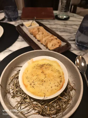 金银巴芝士🧀配法式面包🥖及蜜糖🍯