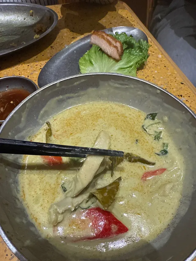 這個青咖喱飯千祈不要叫內裏的雞肉非常之少，而且是說雪藏味非常重裏面的茄子不是用泰式茄子是街市裏面一般的茄子整體上非常不夾這道餸收我$88如果要配飯另外需要加$10這個價錢非常不值得當如果大家睇完戲的話寧願出去食M記也不要食這間餐廳非常垃圾 就算其他菜式也非常難食通菜正常一般是很有鑊氣很好味的但是非常淡味沒有鑊氣非常油豬頸肉也是非常一般肉質非常硬 ￼雖然價錢比一般泰式餐廳不算很貴，但整體沒有任何一件食物是值得可以叫的 難怪現在香港的餐廳是沒有人吃這間餐廳放在尖沙咀這個遊客區十分之失禮