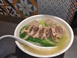 聞說呢間的牛腩出名，今日行過，入去點左碗清湯腩河加牛丸(合共$78)，但清湯腩份量少，得幾塊，入口口感又一般，河粉得一注仔，份量少得更驚人，加上座位又窄又逼，連職員行過都撞下你，最不足之處係只收現金，今時今日至少應該有八達通同Alipay, 方便食客付款，呢家似乎方便店主慳錢，收得七十幾蚊碗麵，不論食物質素、環境同服務態度都很差，沒有下次!！ #垃圾餐廳 #垃圾食物 #BadExperience 