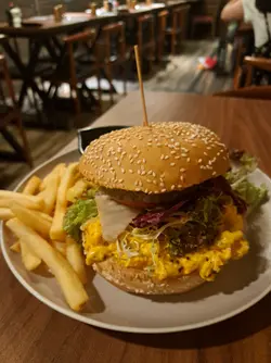 黑松露炒蛋和牛漢堡包配薯條