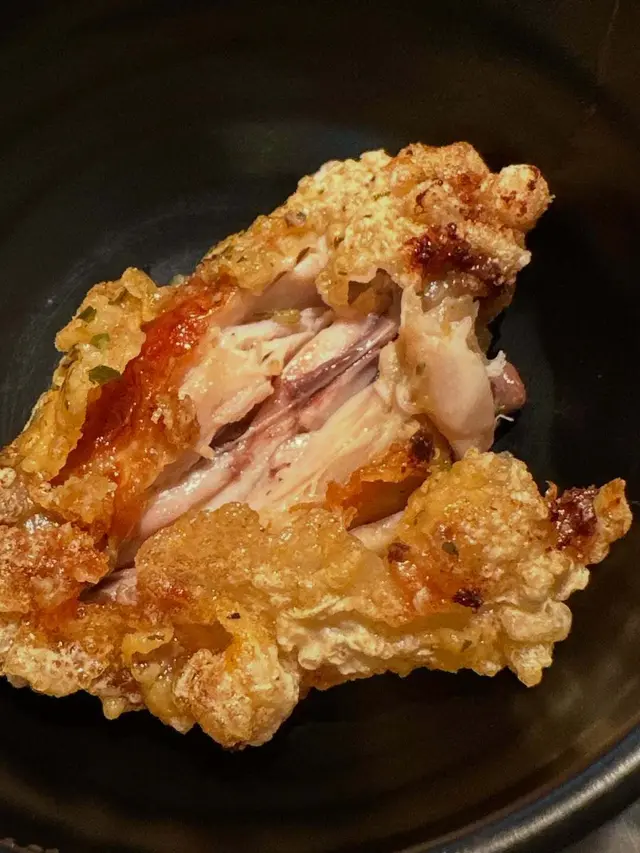 外皮炸到金黃香脆,咬落有肉汁,蒜香加埋牛油香,可能係我食過最好味嘅牛油雞翼!