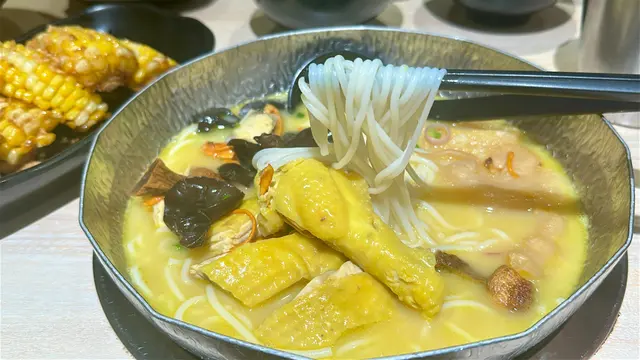 姬松茸竹笙花膠雞米線