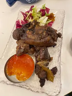 豬手同個冬陰功湯鹹到不得了，極之難食，退返個豬手俾佢，話俾我哋換其他嘢食，但等咗大半個小時都唔唔煮出來，期間亦冇新嘅客人入嚟，直至我哋叫埋單，佢先至放落去煮，跟住逼我哋要，服務態度奇差